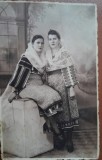 Fotografie tip carte postala, doua femei in port popular romanesc, perioada interbeliac