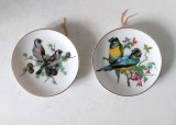 Lot 2 farfurii mici ceramice. portelan, decorate cu pasari de padure, margine aurie, cu agatatoare, 10cm