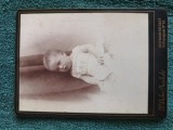 fotografie vechi atelier Auerlich , ,oras Hermanstadt , anul 1900 , dimensiuni 16 cm x 11 cm . COPIL
