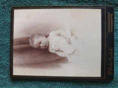 fotografie vechi atelier Auerlich , ,oras Hermanstadt , anul 1900 , dimensiuni 16 cm x 11 cm . COPIL