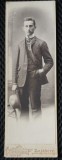 Fotografie tip CDV, barbat cu palaria in mana, 1907