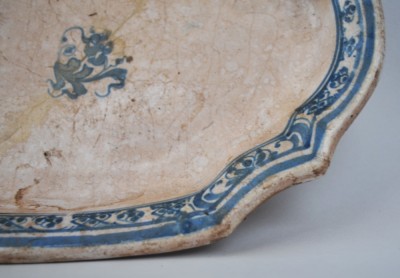 Platou pictat din ceramica smaltuita de secol 18 de Samadet Franta foto