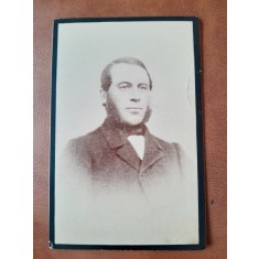 Fotografie barbat cu perciuni, pe carton, sfarsit de secol XIX