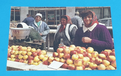 Carte Postala vanzatoare de mere la taraba in Bucuresti foto
