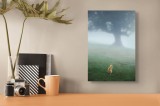 Tablou Canvas, "Pisica &icirc;n fața copacului &icirc;n ceață", Mister, Singurătate, Pisică, Copac, Ceață, Tranquilitate, Peisaj, Verde, Atmosferic, Contemplare,