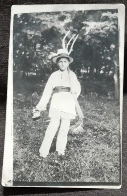 Fotografie tip carte postala, Romania, baiat cu furca, perioada interbelica foto