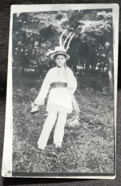 Fotografie tip carte postala, Romania, baiat cu furca, perioada interbelica