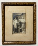 Fotografie Veche de Epocă &ndash; Costum Popular Rom&acirc;nesc la F&acirc;nt&acirc;nă, &Icirc;nramată (cca. 1920&ndash;1930)