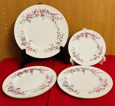 4 FARFURII DIN PORTELAN FIN ENGLEZESC-MARCAJ WEDGWOOD BONE CHINA- &amp;quot;Devon Sprays&amp;quot; foto