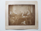Fotografie veche barbati la masa beind bere, caine sub masa, inceput anii 1900