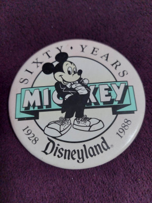 Insigna veche Walt Disney DISNEYLAND 60 ANI MICHEY MOUSE 1928-1988-de colectie foto