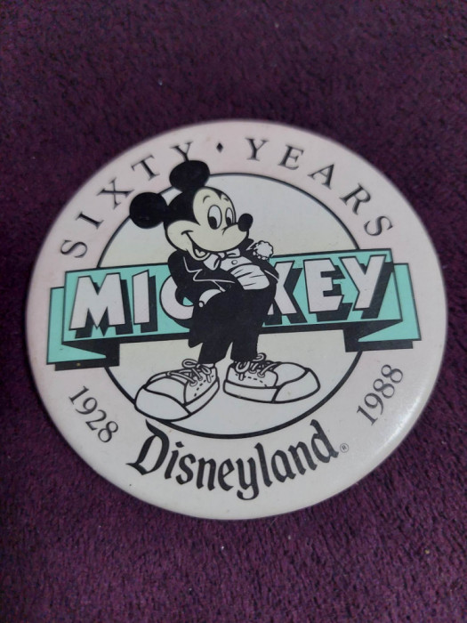 Insigna veche Walt Disney DISNEYLAND 60 ANI MICHEY MOUSE 1928-1988-de colectie