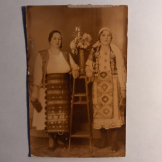 Fotografie cu 2 femei în costume populare