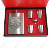 Set plosca cu palnie si 4 pahare din inox is cutie eleganta cu captuseala. cu decor embosat &ndash; Pentru cel mai bun Sot