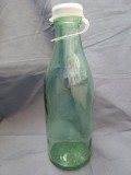 NI3-106 Sticlă rom&acirc;nească pentru lapte, cu capac original din plastic, perioada comunistă