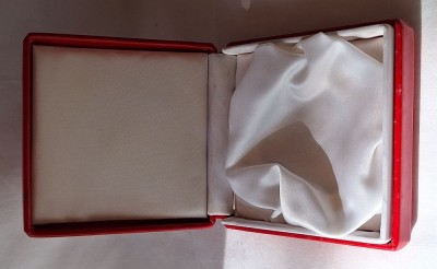 Cutie de LUX, veche, pentru prezentare, depozitare insigna, decoratie, placheta - medalie cu dimensiunea de 9.5 x 9.5 cm foto