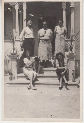 M1 A 20 - FOTO - Fotografie foarte veche - poza de familie cu caine - anii 1960 foto