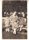 M1 G 15 - FOTO - Fotografie foarte veche - mama cu copii in parc - anii 1930