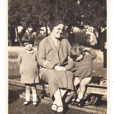 M1 G 15 - FOTO - Fotografie foarte veche - mama cu copii in parc - anii 1930