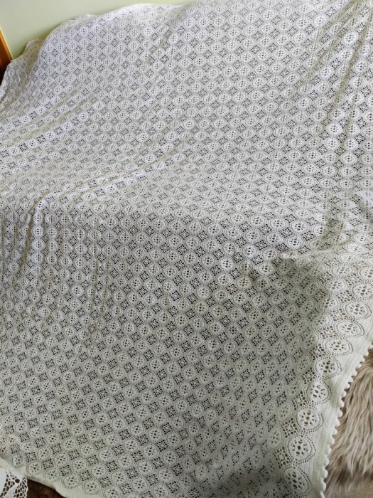 Cuvertură albă din dantelă
