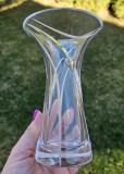 VAZA VINTAGE INALTA DIN CRISTAL MASIV CU MODEL LUCRAT MANUAL