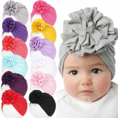 Caciulita tip turban cu floare aplicata in fata (Marime Disponibila: 3-6 luni