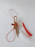 Martisor vechi romanesc, anii 80, in forma de umbrala / umbreluta, metal auriu, colectie