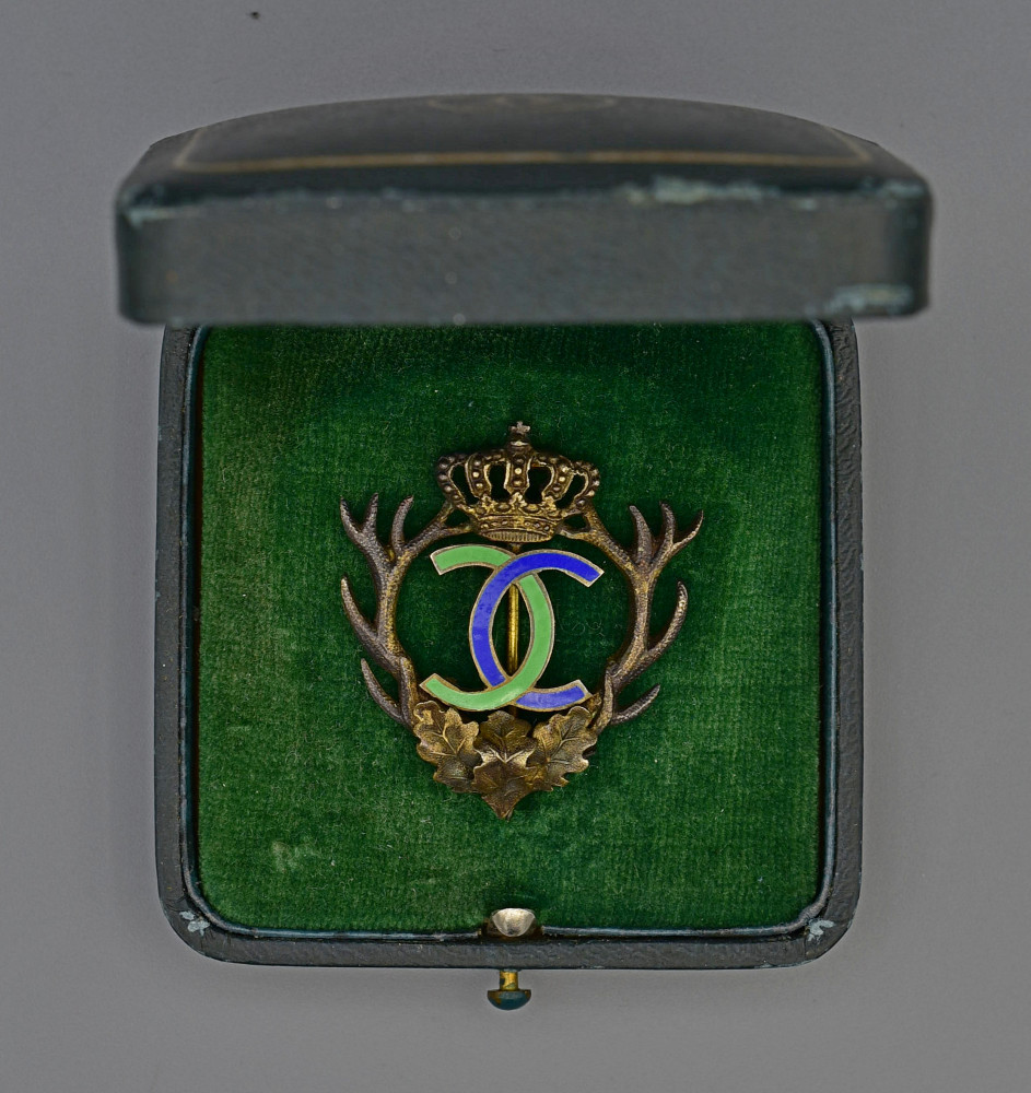 Insigna Clubul Regal de Vanatoare - Carol II, argint, la cutie | arhiva  Okazii.ro