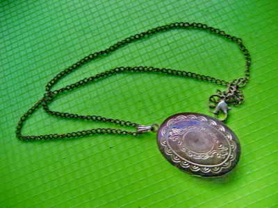 10022-Medalion dama oval bronz argintat pt. fotografie de familie. foto