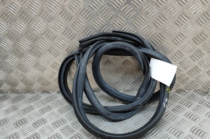 Garnitura ușă dreapta spate TOYOTA YARIS CROSS MXP_ 2022 OEM: 62331-K2010 | 28228958