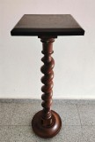 Piedestal din lemn masiv Baroc ,piesa cu o lucrătură de o foarte mare finețe ,stare excelentă, dimensiuni h 80 cm h