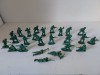 Lot 25 figurine soldati de plastic verde, fara stanta, cca 5cm inaltime