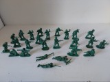 Lot 25 figurine soldati de plastic verde, fara stanta, cca 5cm inaltime