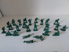 Lot 25 figurine soldati de plastic verde, fara stanta, cca 5cm inaltime