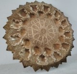 O tavă din alamă masiva cu margine festonată, &icirc;ntregul model geometric elaborat cu pene stilizate, prelucrat și șlefuit &icirc;n cerc.