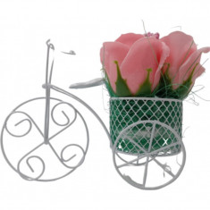 Aranjament floral deosebit 3 trandafiri bicicleta, flori de sapun,