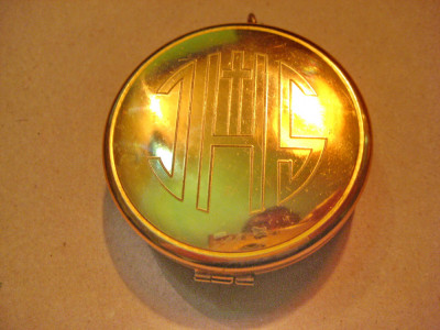 B850-Caseta mica aurita monograma IHS Cruce. foto
