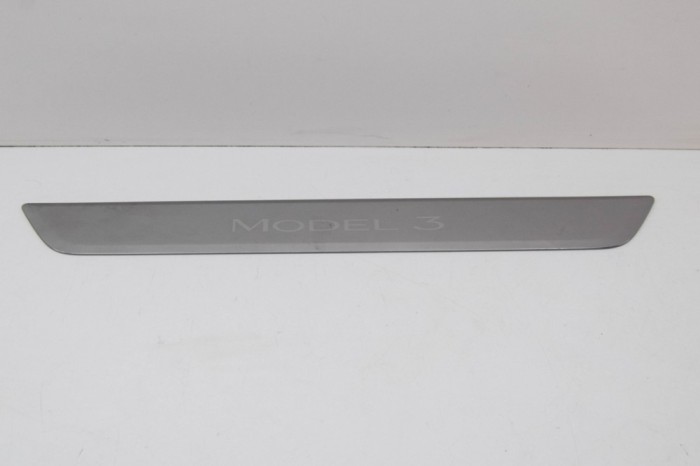 Ornament prag dreapta față TESLA MODEL 3 2018 OEM: 1504763-00-A 11756093