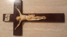 Vechi crucifix de perete cu fildes. foto