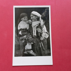 Gorj Valea Jiului Taranca cu copil Etnic Port national costume Foto Fischer