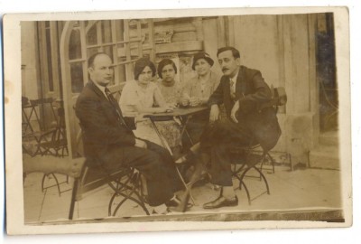 AD 1291 C. P. VECHE- GRUP IN TINUTA DE EPOCA -LA UN RESTAURANT foto