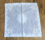 FATA DE MASA DIN MATERIAL TEXTIL SINTETIC CU MODEL APLICAT