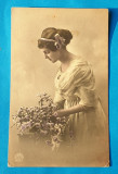 Carte Postala veche anii 1920 - Portret tanara - flori, Circulata, Printata
