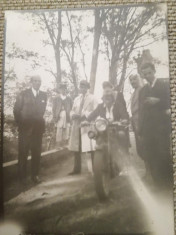 Foto la podul peste Olt la Slatina, 10 mai 1930, grup, femeie pe motocicleta foto