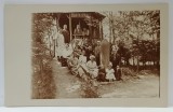 GERMANIA , FOTOGRAFIE DE GRUP LANGA UN CHIOSC CU INSCRIPTIA &#039; BERTA &#039;S RUH&#039; , LANGA UN PROIECTIL DE TUN DE MARE DIMENSIUNE , PERIOADA INTERBELICA