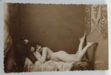 TANARA NUD , CU CAPUL PE PERNA , CARTE POSTALA ILUSTRATA , INCEPUT DE SEC. XX