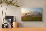 Tablou Canvas, "Dimineață liniștită &icirc;n munți mlădioși", C&acirc;mpuri, Ceață, Răsărit, Munți, Copaci, Liniște, Natură, Peisaj, 39 x 26 cm, CMCLASS
