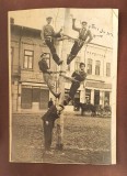 Fotografie din Bucurestii anilor interbelici.Instalatori de linii telefonice.