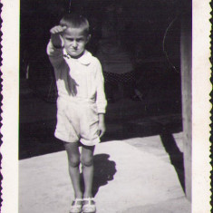 HST M245 Poză copil făcând salutul românesc perioada regalității