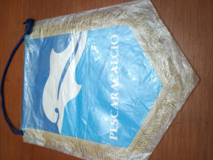 Fanion mare MATASE ,CLUB FOTBAL Pescara CALCIO ,anii1990.Nou ,in tipla de plastic